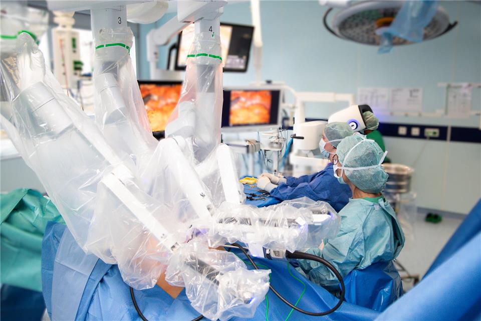 Das St.-Antonius-Hospital in Gronau teilt mit, dass die erfolgreiche gynäkologische Operation mit dem Da Vinci 5 die erste dieser Art in Deutschland gewesen sein könnte.