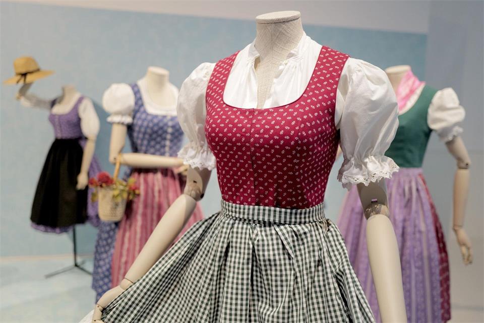 Das Staatliche Textil- und Industriemuseum in Augsburg hat 2025 Dirndl aus verschiedenen Epochen gegenübergestellt. (Archivbild)Ulf Vogler/dpa