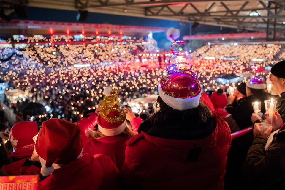 Das Stadion an der Alten Försterei erstrahlt im weihnachtlichen Lichterglanz. (Archivbild)Christoph Soeder/dpa