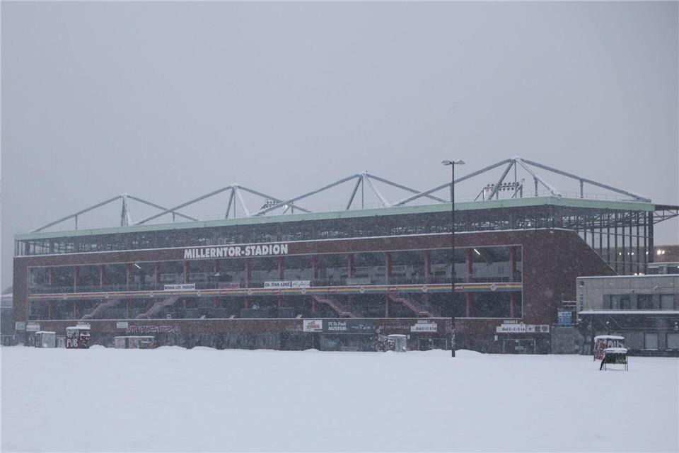 Das Stadion des FC St. Pauli im Schnee. (Archivbild)Christian Charisius/dpa