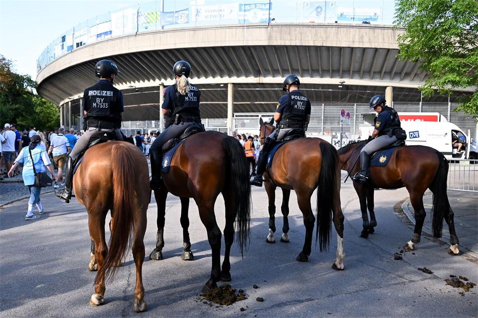 Das Stadtduell wird von einem massiven Polizeiaufgebot begleitet. (Archivbild)Sven Hoppe/dpa