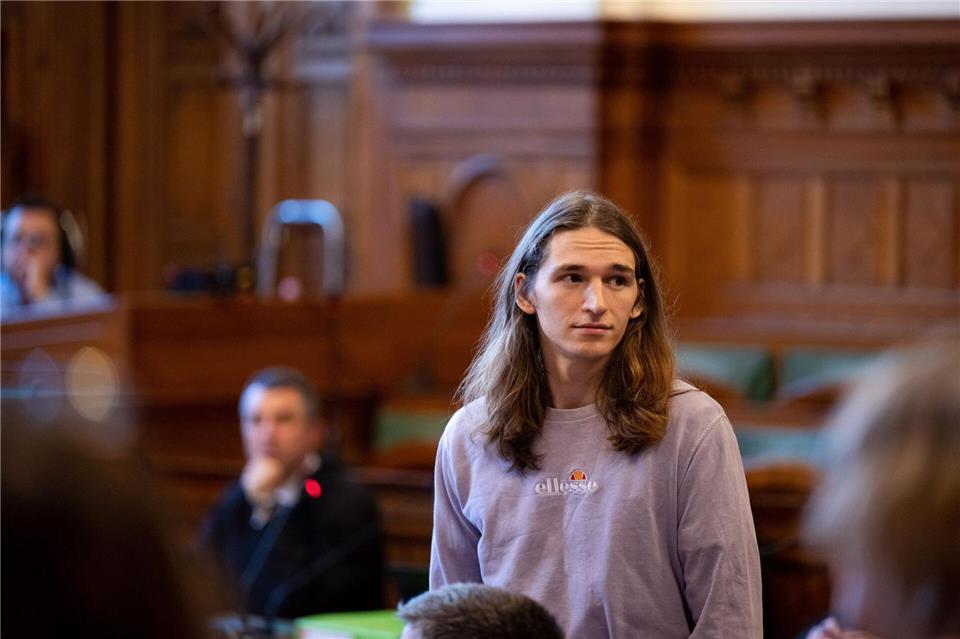 Ungarn: Maja T. bleibt in U-Haft Das Stadtgericht Budapest hat den Antrag von Maja T.auf Haftentlassung abgelehnt. Die deutsche non-binäre Person Maja T. beanstandet mangelhafte Haftbedingungen, verlangt die Rücküberstellung nach Deutschland und befindet sich seit zwei Wochen im Hungerstreik. Maja T. ist wegen Mitwirkung an Körperverletzungen im Zuge von Protesten gegen Rechtsextreme im Februar 2023 in Budapest angeklagt.Samuel Winter/dpa