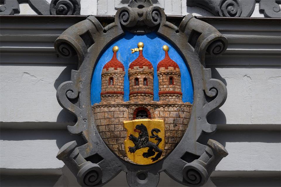 Das Stadtwappen von Freiberg. Die Stadt mit mehr als 40.000 Einwohnern hat eine lange Bergbautradition. (Symbolbild)Hendrik Schmidt/dpa