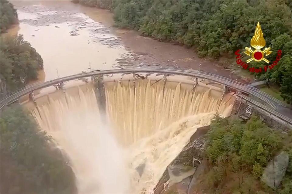 Das Standbild aus einem Video der italienischen Feuerwehr zeigt den Fluss Valla.Vigili del Fuoco/dpa