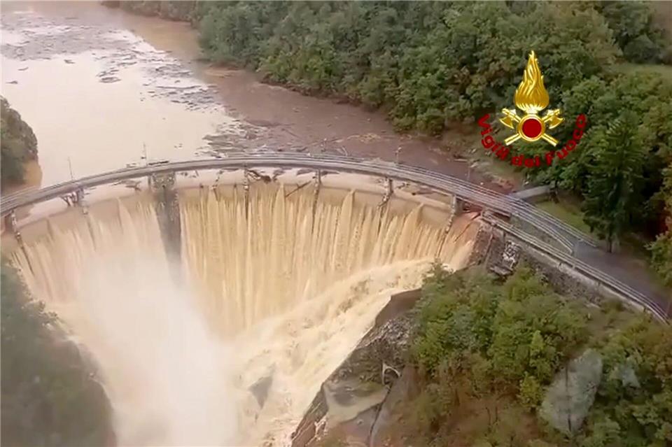 Das Standbild aus einem Video der italienischen Feuerwehr zeigt den Fluss Valla.Vigili del Fuoco/dpa