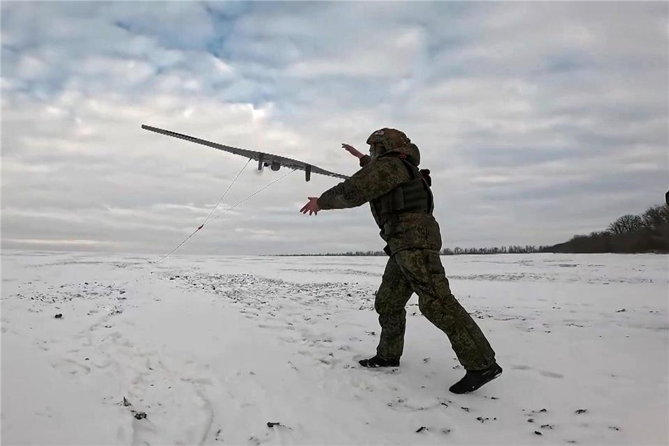 Das Starlink-System wurde intensiv von beiden Seiten für die Navigation von Drohnen genutzt. (Handout)Uncredited/Russian Defense Ministry Press Service/AP/dpa
