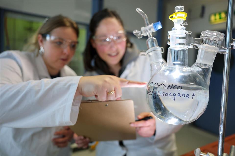 Das Start-up Cynio aus Bitterfeld-Wolfen entwickelt neue Verfahren für die Herstellung spezieller Chemikalien.Jan Woitas/dpa