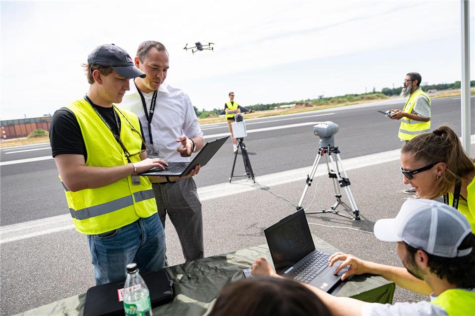 Das Start-up Projekt Q testet auf der Freifläche des früheren Flughafens Tegel Systeme zur Erstellung digitaler Lagebilder und Raumüberwachung.Fabian Sommer/dpa