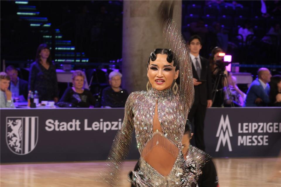 Weltelite tanzt in Leipzig um Latein-WM-Titel Das Starterpaar Wang Ziming und Liu Ying aus China tanzt in der Vorrunde zur Tanz-WM auf der Leipziger Messe. Sie kämpfen um den Weltmeister-Titel in den lateinamerikanischen Tänzen.Sebastian Willnow/dpa
