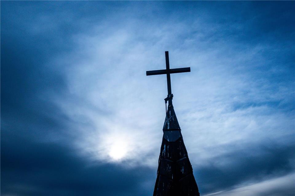 Das Startgebot für die Kirchen liegt jeweils bei 150.000 Euro.Jens Büttner/dpa