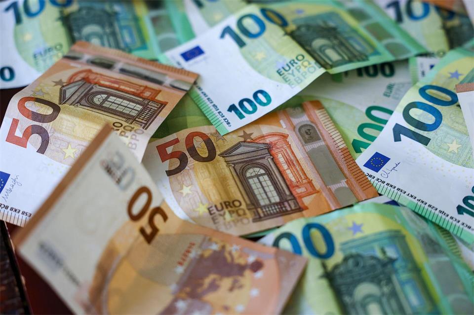 Das Statistische Bundesamt in Wiesbaden errechnet regelmäßig Zahlen zum Finanzierungssaldo des Staates. (Symbolbild)Jan Woitas/dpa