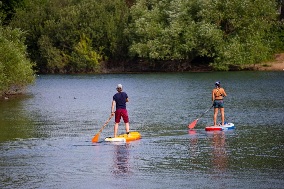 Das Stehen auf einem SUP-Board fordert Muskeln in Rumpf, Beinen und Füßen.picture alliance/dpa
