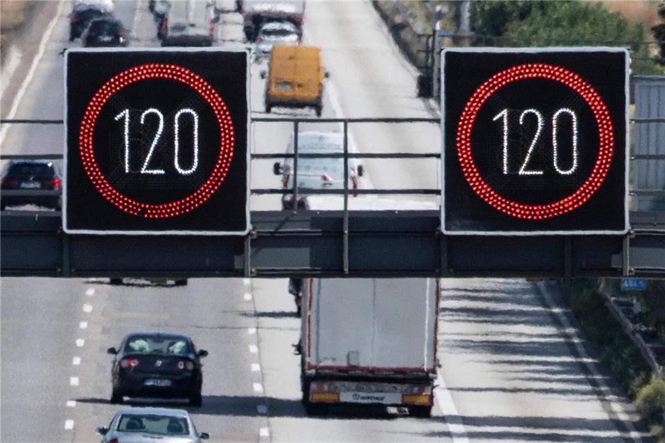 Das Steuern von Lichtsignalen gehört zu den Aufgaben der Verkehrsmanagementzentralen. (Archivbild)Boris Roessler/dpa