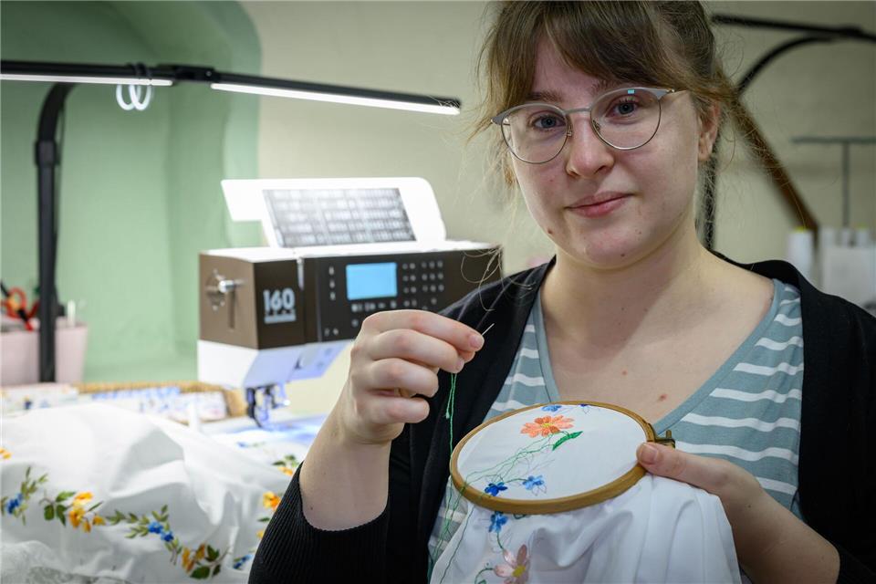 Das Sticken bringt Leonie Schiemenz auch Frauen und Mädchen bei.Patrick Pleul/dpa