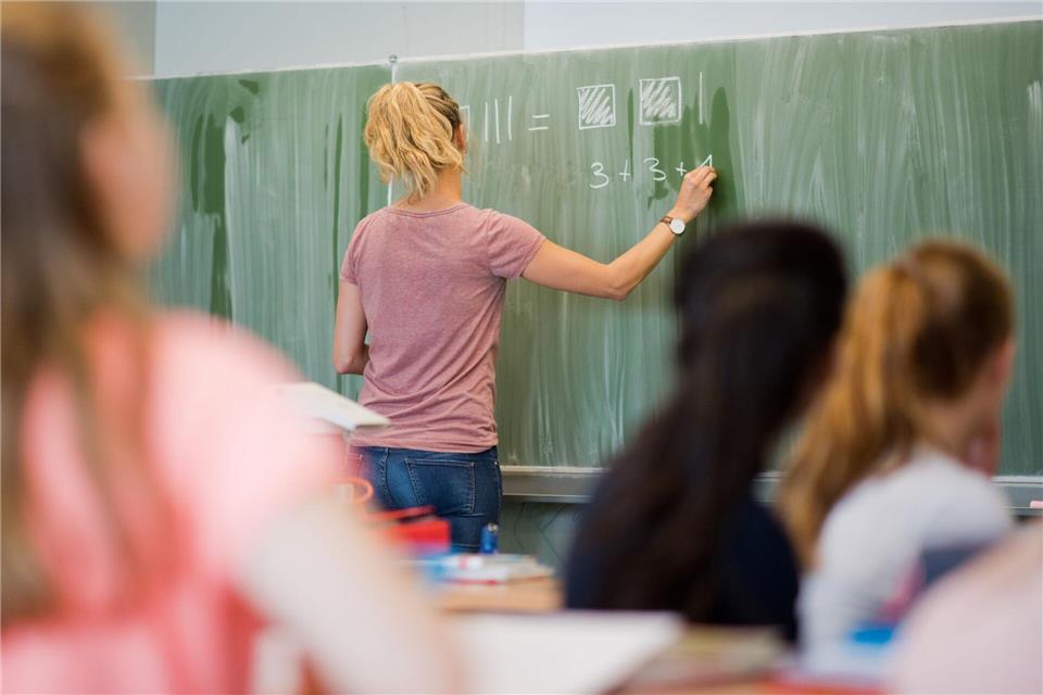 Das Stipendium soll Lehramtsstudierende für die Arbeit auf dem Land begeistern. (Symbolbild)Julian Stratenschulte/dpa