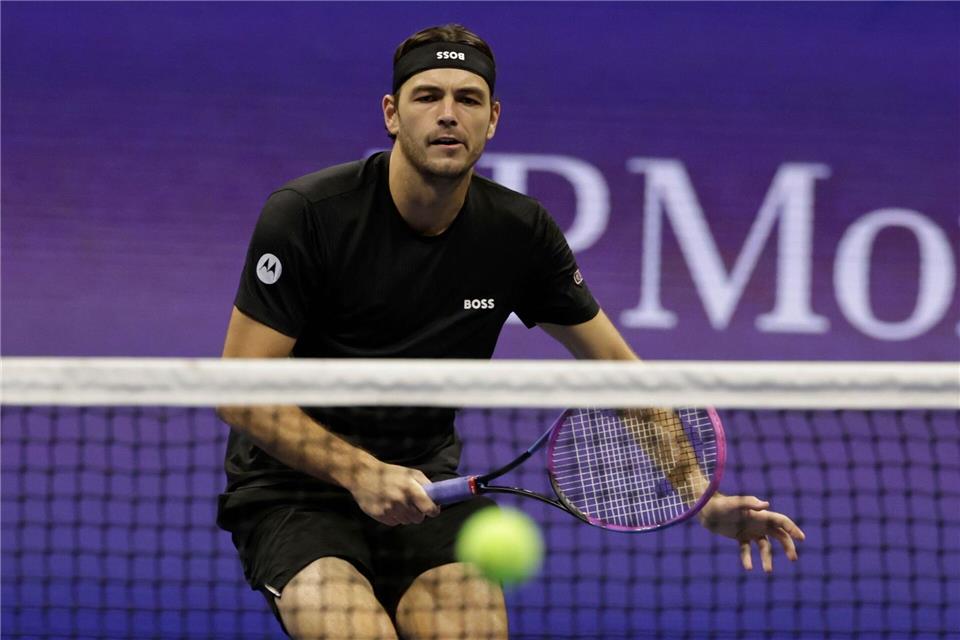 Das Stirnband sitzt falsch: US-Profi Taylor Fritz bei seiner Viertelfinal-Niederlage gegen Novak Djokovic.Adam Hunger/AP/dpa