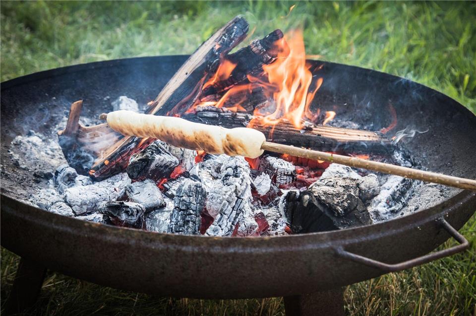 Das Stockbrot wird nicht über den Flammen, sondern über der Glut gedreht.Christin Klose/dpa-tmn