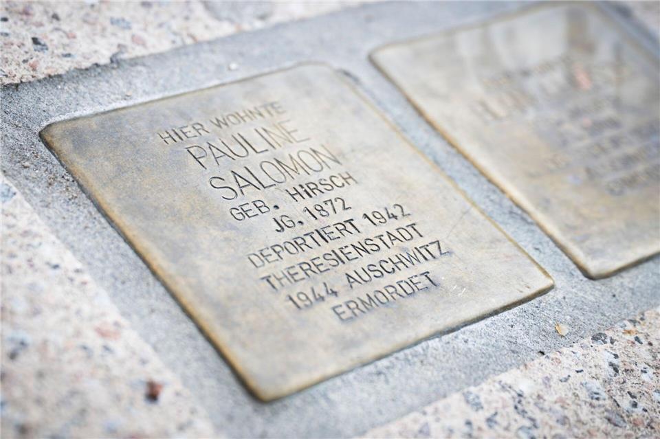 Das Stolperstein-Projekt geht auf eine eigentlich einmalige Kunstaktion zurück. Philip Dulian/dpa