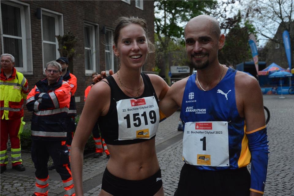 Das Strahlen der Sieger: Esther Jacobitz lief über die 10.000 Meter Streckenrekord, Hendrik Pfeiffer triumphiert wie im Vorjahr.