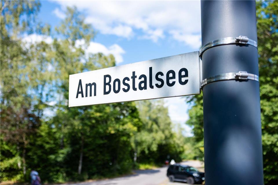Das Straßenschild „Am Bostalsee“ weist Besuchern den Weg zum beliebten Freizeitsee.Laszlo Pinter/dpa