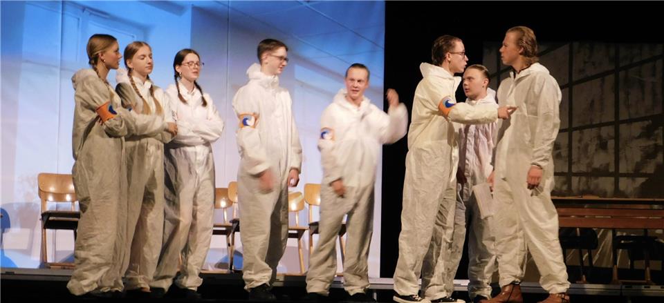 Das Stück „Die Welle“ beeindruckte durch eine außergewöhnlich dichte Inszenierung und eine bemerkenswerte schauspielerische Leistung des Jugendensembles, das mit langanhaltendem Applaus belohnt wurde.