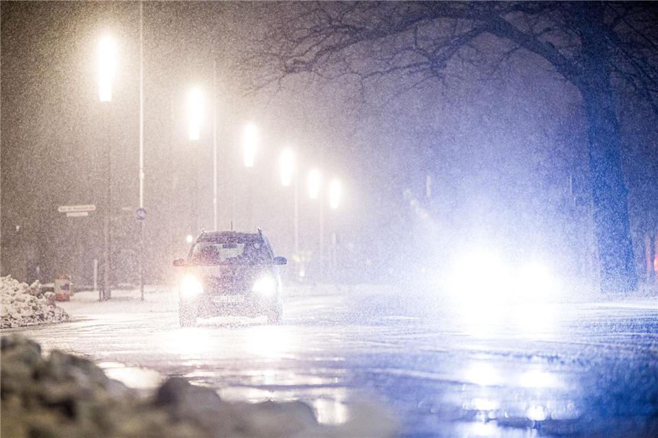 Das Sturmtief „Elli“ sorgt für Herausforderungen und Probleme im Straßenverkehr. Moritz Frankenberg/dpa