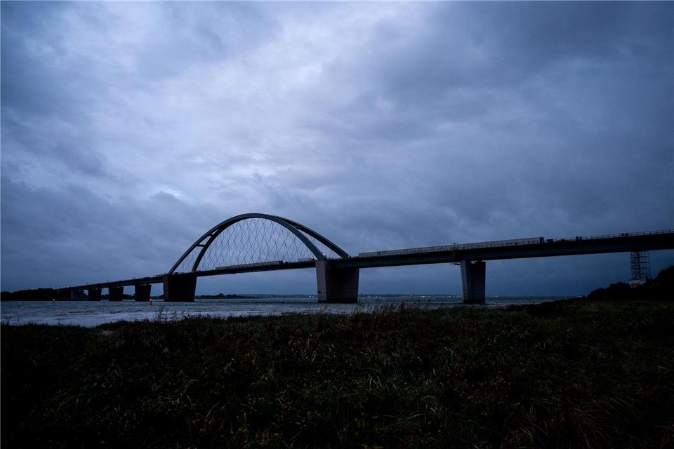 Das Sturmtief bringt Orkanböen bis 120 km/h an der Küste. (Symbolbild)Daniel Bockwoldt/dpa