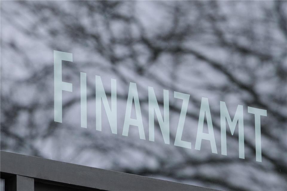 Das Stuttgarter Finanzamt. Bundesweit ist die Zahl der Klagen gegen Steuerbescheide stark gesunken. (Symbolbild)Bernd Weißbrod/dpa