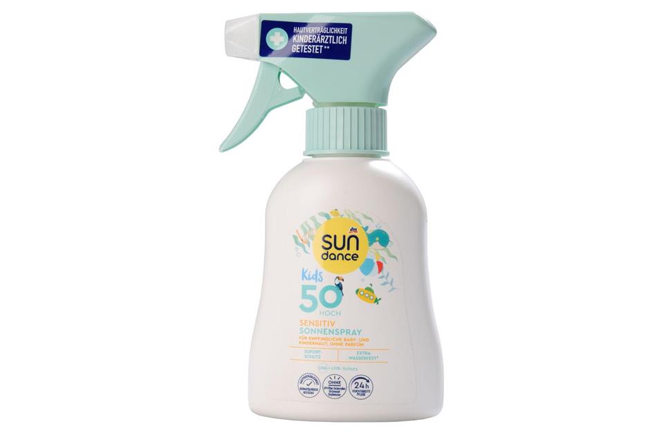 Das „Sundance Kids Sensitiv Sonnenspray“ von dm geht mit der Note 1,8 aus dem Test heraus.Ralph Kaiser/Stiftung Warentest/dpa-tmn