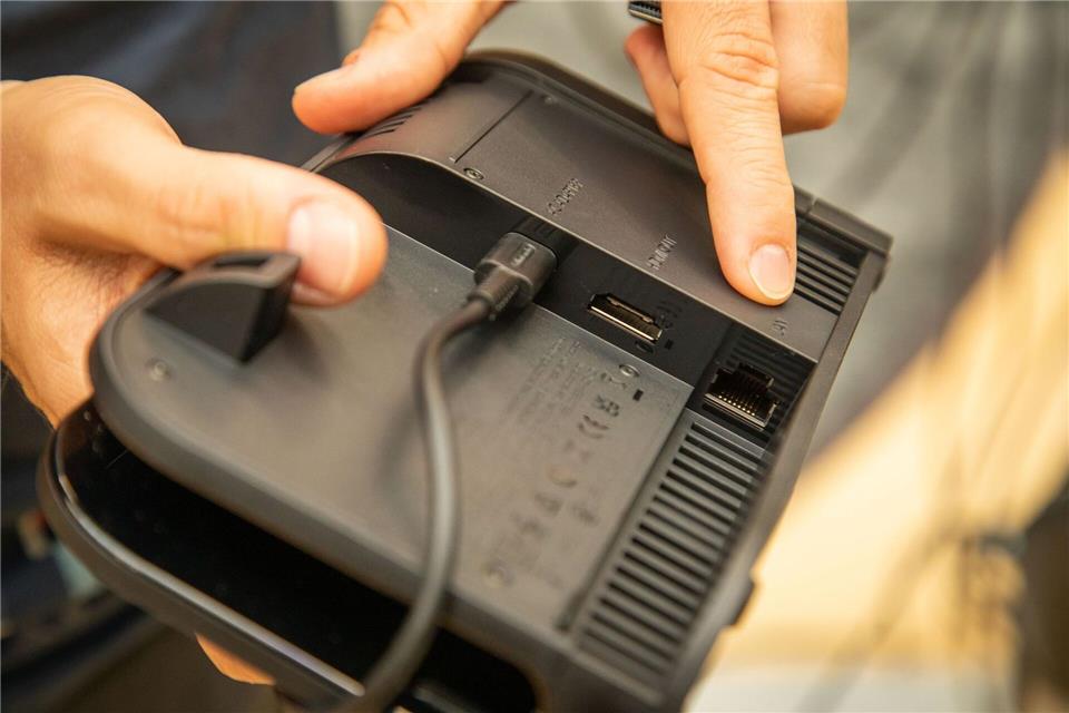 Das Switch-2-Dock bringt einen LAN-Port mit, kann also per Kabel ans Netzwerk angeschlossen werden.Christin Klose/dpa-tmn