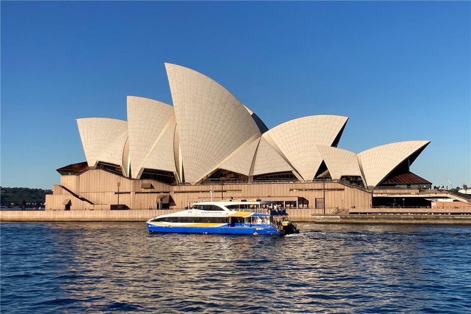 Das Sydney Opera House ist eine Architektur-Ikone: Die Manly Fast Ferry fährt direkt an dem Opernhaus vorbei.picture alliance/dpa