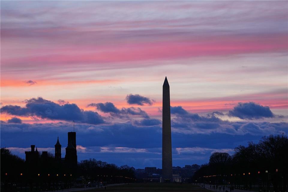 Das Tageslicht verschwindet hinter dem Washington Monument, am Tag vor der Rede von US-Präsident Trump zur Lage der Nation.Matt Rourke/AP/dpa