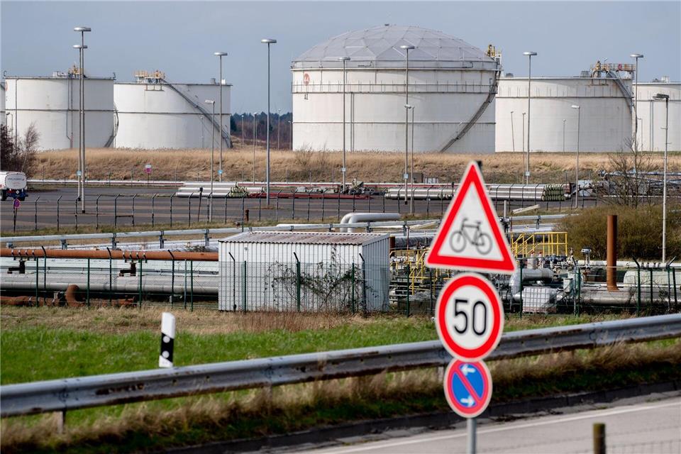 Das Tanklager des Unternehmen HES in Wilhelmshaven soll zu einem Exportterminal für CO2 ausgebaut werden. (Archivbild)Hauke-Christian Dittrich/dpa