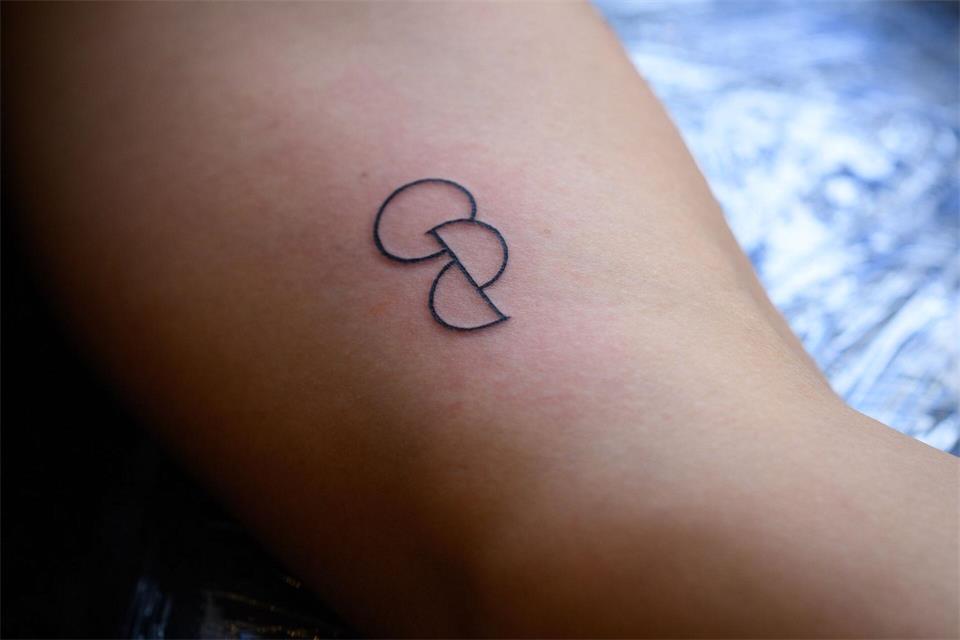 Das Tattoo aus zwei Halbkreisen, die zu einem ganzen Kreis werden, soll die Bereitschaft zur Organspende signalisieren. Bernd von Jutrczenka/dpa