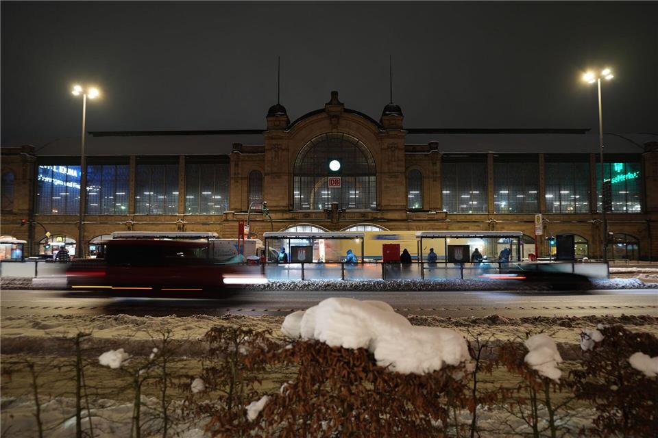 Das Tauwetter bringt Gefahr vor Glatteis (Symbolbild).Marcus Brandt/dpa