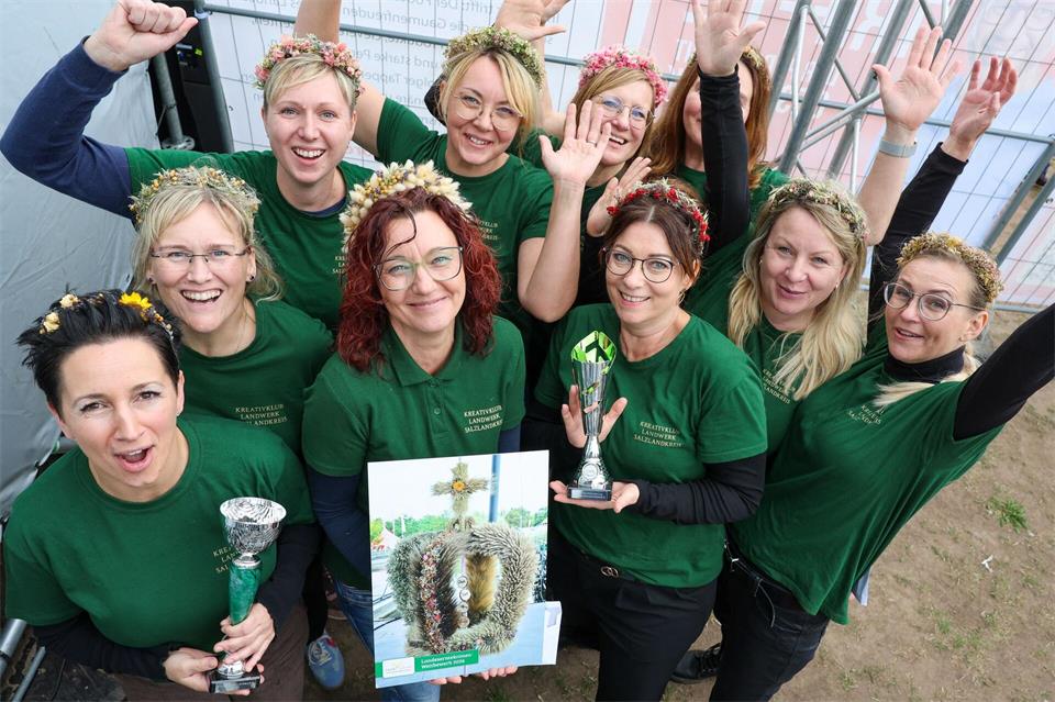 Das Team „Ährenmädels“ holte beim Landeserntedankfest zwei Pokale im Erntekronenwettbewerb.Peter Gercke/dpa
