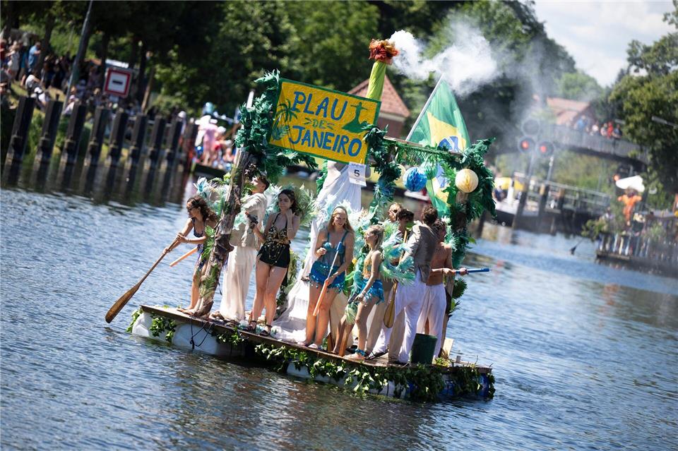 Das Team „Plau de Janeiro“ brachte brasilianisches Karnevalsfeeling in die Kleinstadt.Philip Dulian/dpa