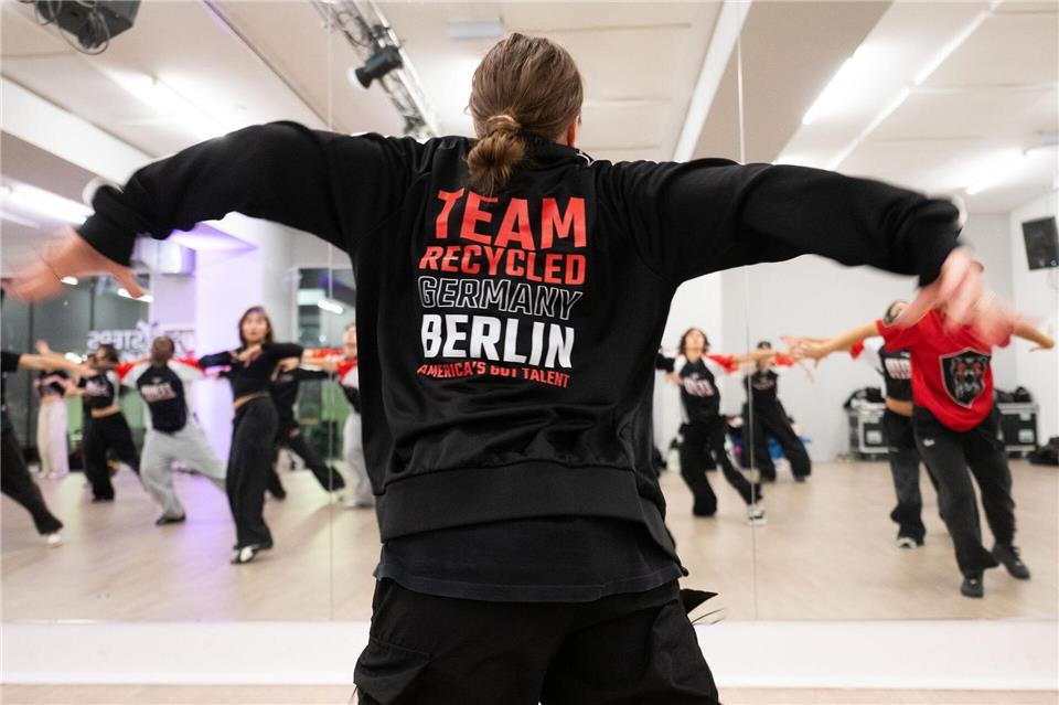 Das „Team Recycled“ hatte es als erste deutsche Tanz-Gruppe in das Finale von „America’s Got Talent“ geschafft.Sebastian Gollnow/dpa