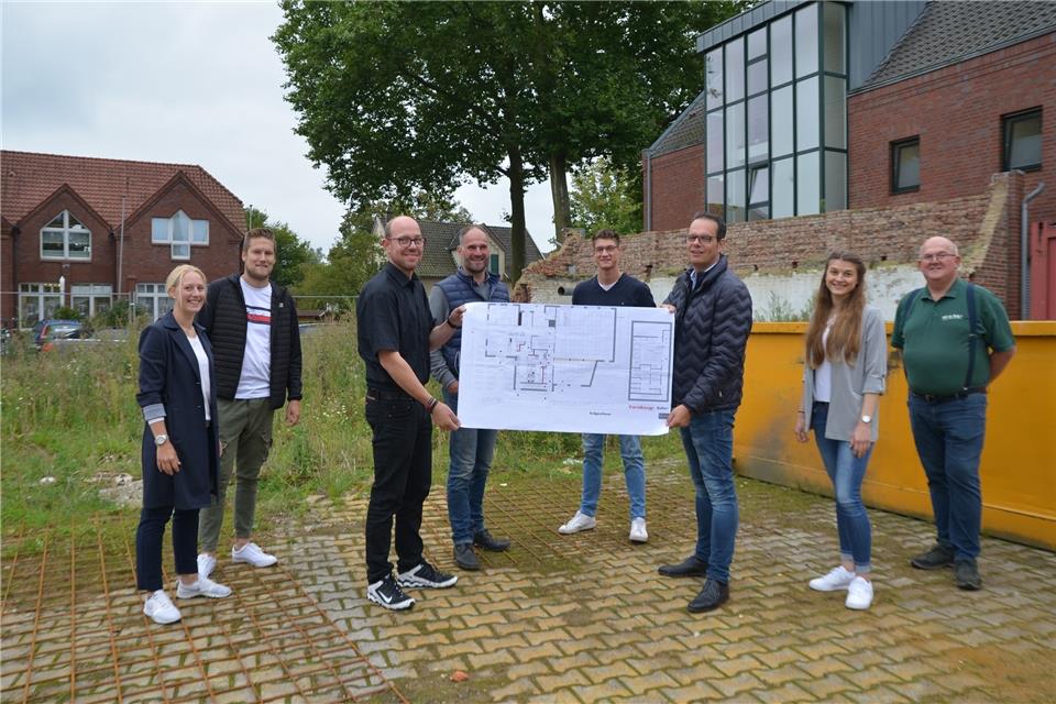 Das Team der Bürgergenossenschaft hat viel Arbeit in das Projekt gesteckt. Jetzt hat André Wachtmeister (3.v.l.) seinen Rückzug als Pächter erklärt. Andreas Grotendorst (Vorstand der Genossenschaft 3.v.r. ) will mit den anderen Akteuren einen Nachfolger suchen.