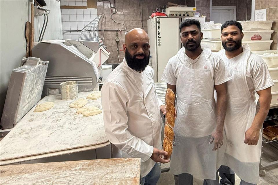 Das Team der Sieger-Bäckerei beim Pariser Baguette-Wettbewerb ist mächtig stolz.Michael Evers/dpa