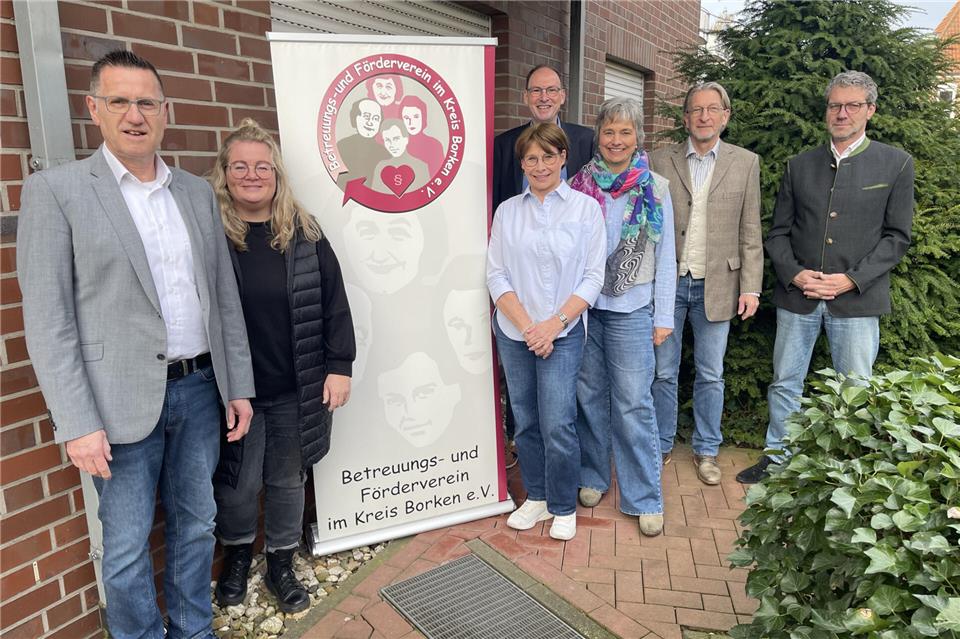 Das Team des Betreuungs- und Fördervereins (von links): Wolfgang Fuchs (Geschäftsführer, Beauftragter für ehrenamtliche Betreuung und Fortbildung), Ariane Hilfert (Verwaltungskraft), Birgit Fellmann (Verwaltungskraft), Dirk Bollrath (rechtlicher Betreuer), Dorothee Elvermann (rechtliche Betreuerin), Dr. Kai Lückemeier (rechtlicher Betreuer), Michael Brugger (rechtlicher Betreuer, Beauftragter für ehrenamtliche Betreuung und Fortbildung).