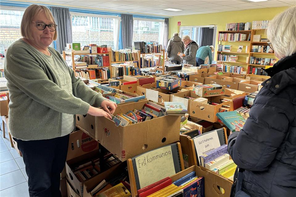 Das Team des Bücherkellers freut sich über regelmäßigen Nachschub. Agnes Beckmann (links) gehört zu dem dreiköpfigen ehrenamtlichen Team.