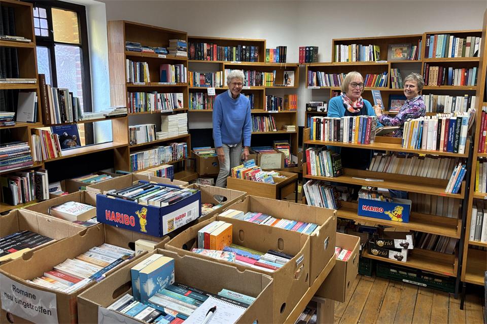 Das Team des Bücherkellers mit Mechthild Pass, Agnes Beckmann und Gabi Gathmann (von links)  ist mit seinen Vorbereitungen für den ersten Öffnungstag am 7. November fast fertig.