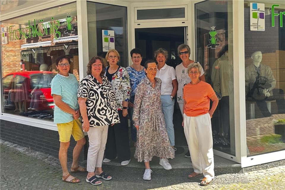 Das Team des Froschkönigs besteht aus 24 Mitarbeiterinnen; einige und Sprecherin Dagmar Vogt (r.) haben sich jetzt für das Foto getroffen.