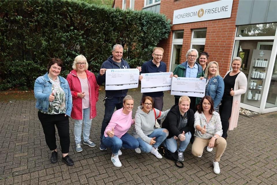 Das Team des Sommermarkts hat an den Verein „Bewegen mit Herz“, den Heimatverein Erle und an den DRK-Ortsverein Raesfeld gespendet.