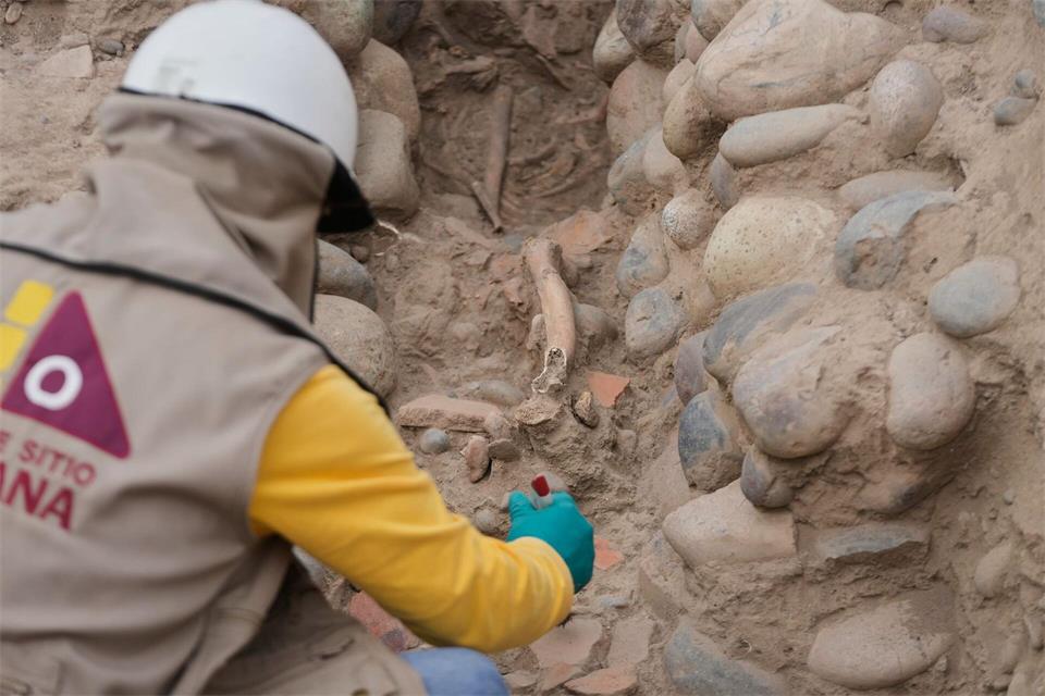Das Team fand die rund 1.400 Jahre alten Überreste eines vermutlich erwachsenen Mannes.Martin Mejia/AP/dpa