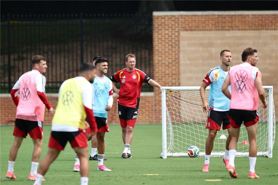 Das Team im Blick: Bundestrainer Julian Nagelsmann beobachtet das Training.Christian Charisius/dpa