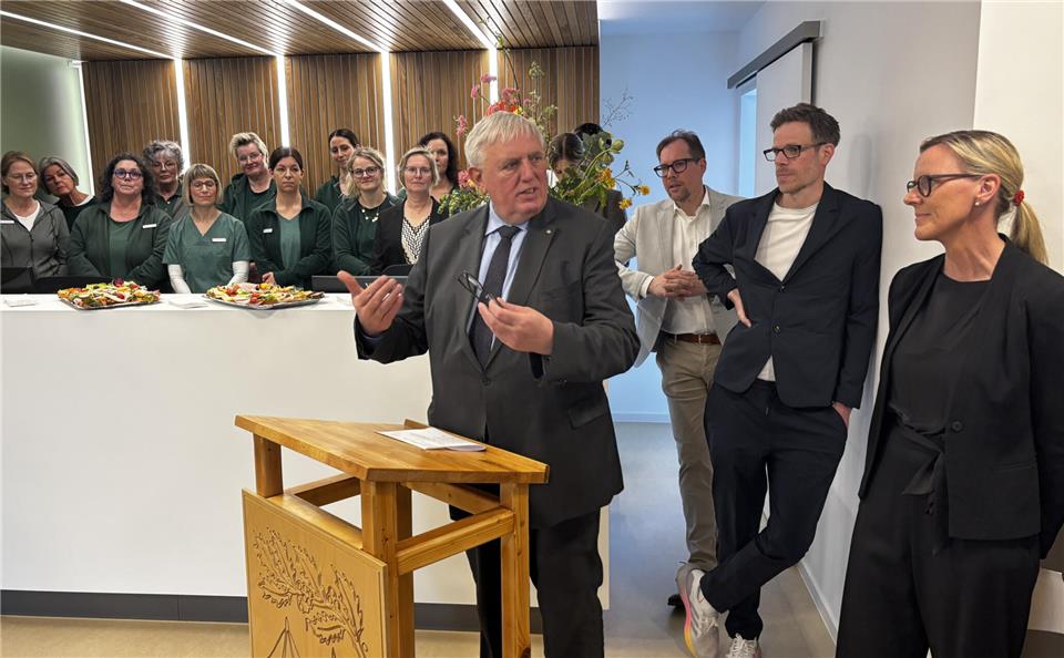 Das Team ist wichtig, hob Gesundheitsminister Karl-Josef Laumann bei seiner Rede im neuen Ärztehaus hervor. Von rechts: Karin Heinen, Elmar von dem Bussche und Christian Wiemers vom Ärzteteam.