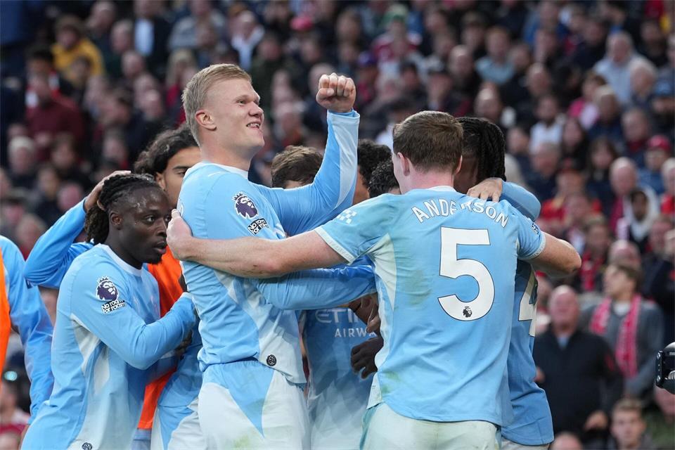 Das Team um Topstürmer Erling Haaland (M) ist Spitzenreiter der Premier League - und dennoch droht der Abstieg. (Archivbild)Jon Super/AP/dpa