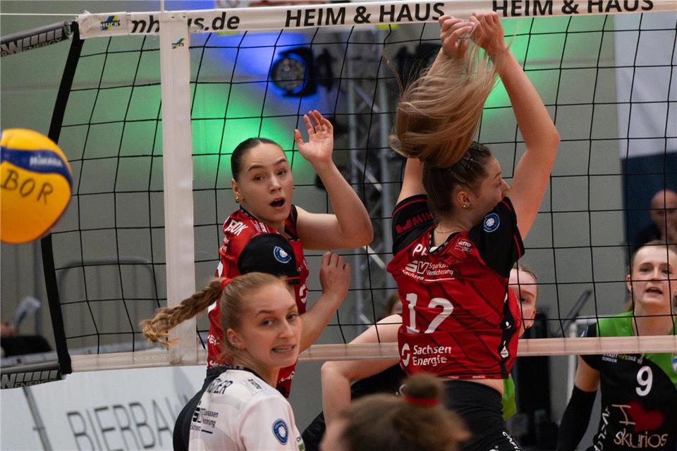 Das Team von Hannah Rudde (r.) punktete im ersten Durchgang immer wieder am Netz, doch konnte den Satz nicht für sich entscheiden.